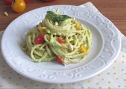 Tagliolini di riso, avocado, Tropea,  coriandolo, lime, scaglie di mandorle, bottarga