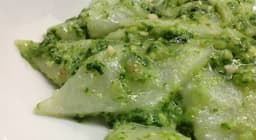 Testaroli con finferli e pesto di aglio orsino (G)