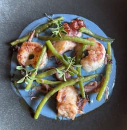 Polpo, calamari, gamberi, salsa di cappuccio rosso, cornette