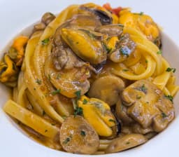 Tagliatelle di riso con porcini e cozze bouchot