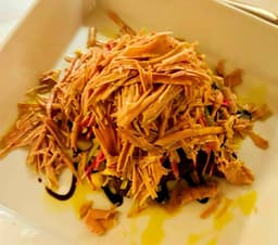 Sandwich aperto di pan brioche ai cereali, raspadura di foie gras, julienne di rape, cappuccio, porro (G,L)