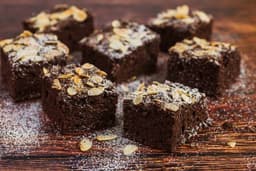 Brownies al cioccolato, mandorle, nocciole zabaione