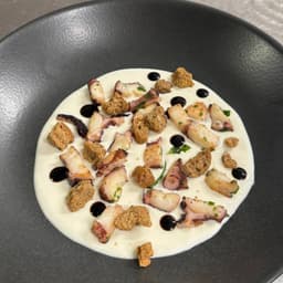 Polpo arrostito, fonduta di salva, balsamico, crostini di pane nero (G)