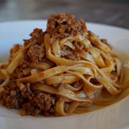 Tagliatelle all'uovo, ragù di prosciutti e funghi di campagna (G)