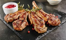 Bracioline di agnello a scottadito, sformato di patate e cipolle