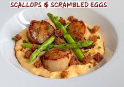Capesante, asparagi, ravanelli, salsa carbonara (L)