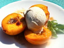 Pesche allo sciroppo di moscato, gelato all'amaretto