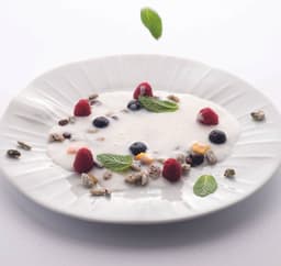 Yogurt greco, latte di cocco, amaretti, frutti di bosco e non solo