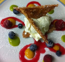 Cialda di croccante con mousse di mascarpone e piccoli frutti (L.G)