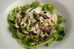 Insalata tiepida di calamari, giardiniera, capperi e chi più ne ha....
