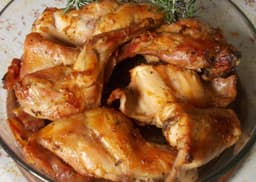 Coniglio arrosto, salsa di cipolle e acciughe, polenta abbrustolita