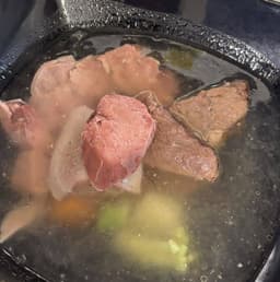 Bollito non bollito, mostarda di zucca e castagne, salsa verde, rafano