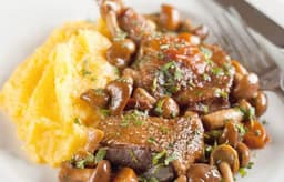 Coscetta di anatra con funghi di campagna e polenta abbrustolita