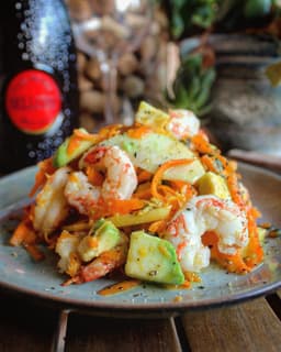 Gamberi, scarola, pancetta, avocado, mandorle