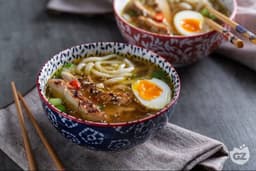 Ramen. maiale, cappuccio, porro, pakchoi, uovo poché