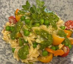 Insalata di falso riso, gamberi e pesto (G)