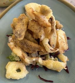 Frittura di alici e falsi calamari